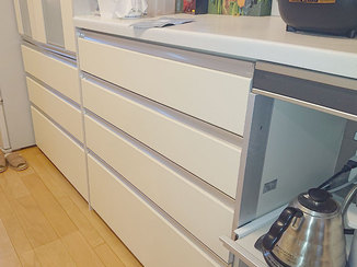 小工事 シート張り替えで、新品のようにキレイになったキッチンとカップボード