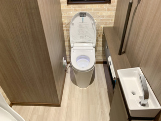 トイレリフォーム 内装にもこだわった、設備も充実したトイレ
