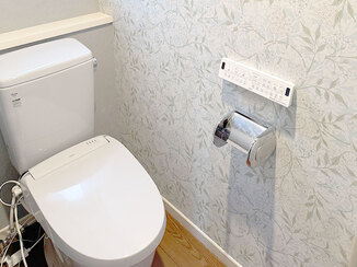 トイレリフォーム グレー色のトイレと壁紙がマッチした、爽やかなレストルーム
